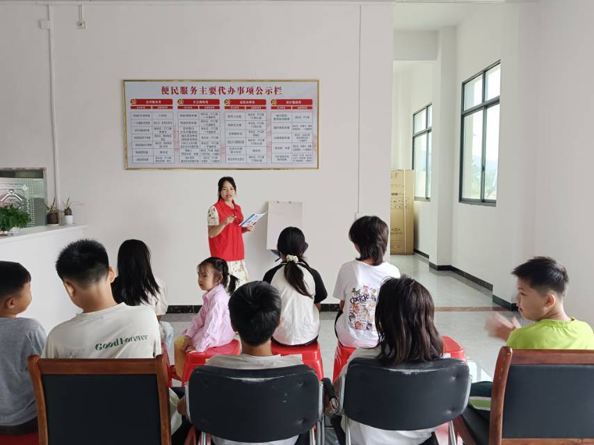 1761125835433517.jpg “五老”志愿者带领留守儿童开展文化趣味活动2.jpg