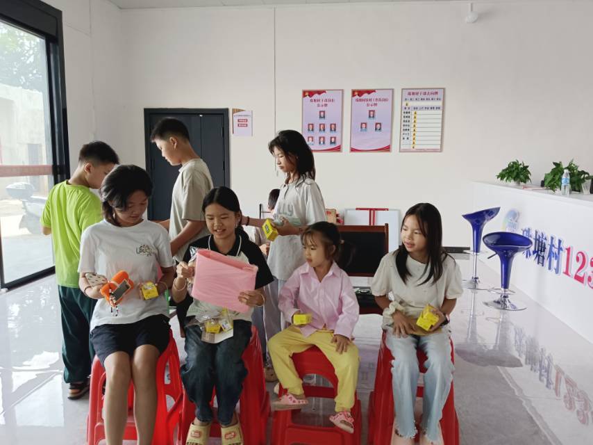 1761125853256970.jpg “五老”志愿者带领留守儿童开展文化趣味活动3.jpg