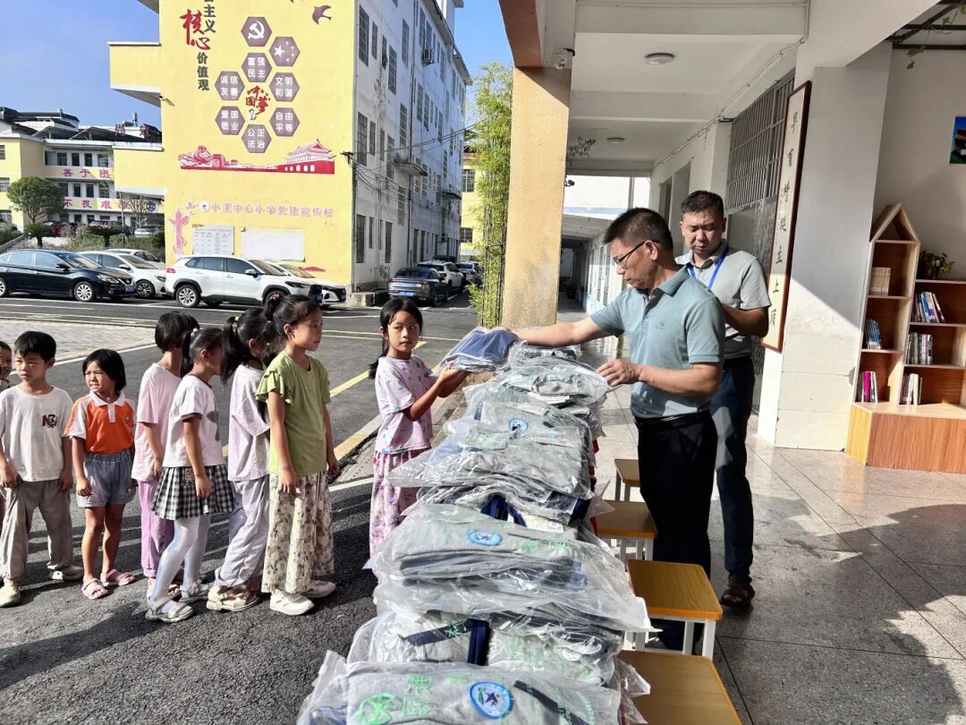 1761126201607730.jpg 发放校服.jpg