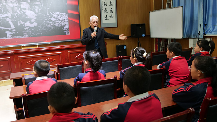 1761383178402414.jpg 10-28...20251025草原兰哈达协会、山前学校“红色故事润童心,“五老”领航助成长”纪念抗战胜利80周年讲座照片5_副本.jpg