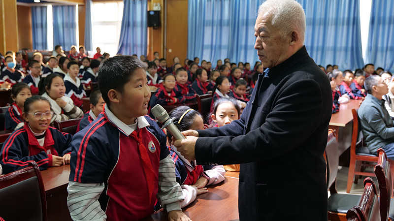 1761383245481602.jpg 10-28...20251025草原兰哈达协会、山前学校“红色故事润童心,“五老”领航助成长”纪念抗战胜利80周年讲座照片6_副本.jpg