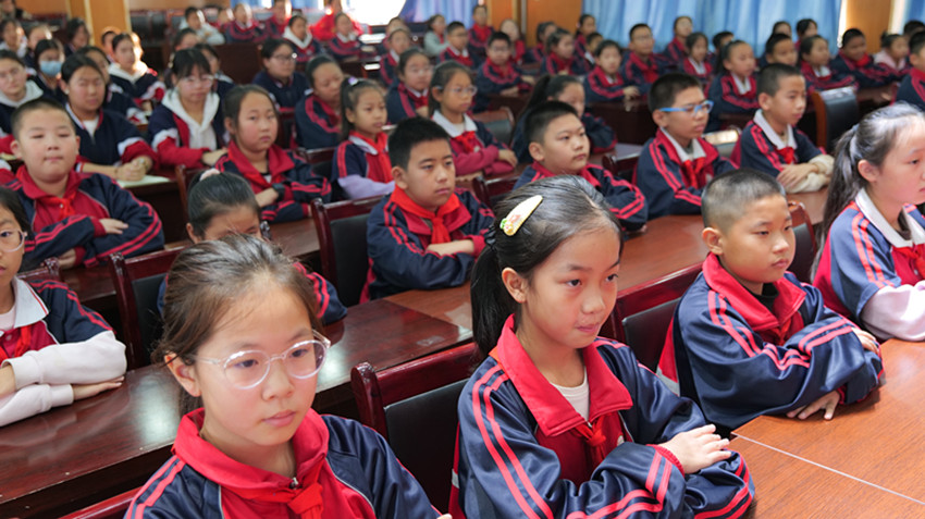 1761383312394717.jpg 10-28...20251025草原兰哈达协会、山前学校“红色故事润童心,“五老”领航助成长”纪念抗战胜利80周年讲座照片8_副本.jpg