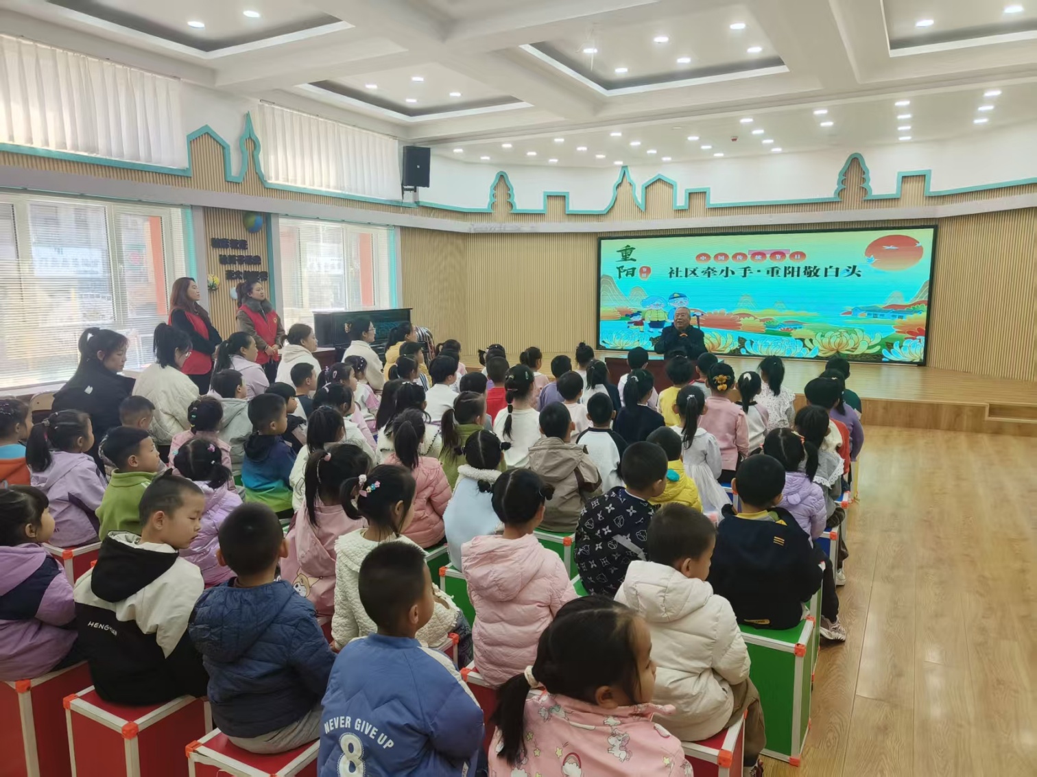 1761529489749334.jpg 东城街道英河社区“社区牵小手 重阳敬白头”敬老活动照片3_副本.jpg