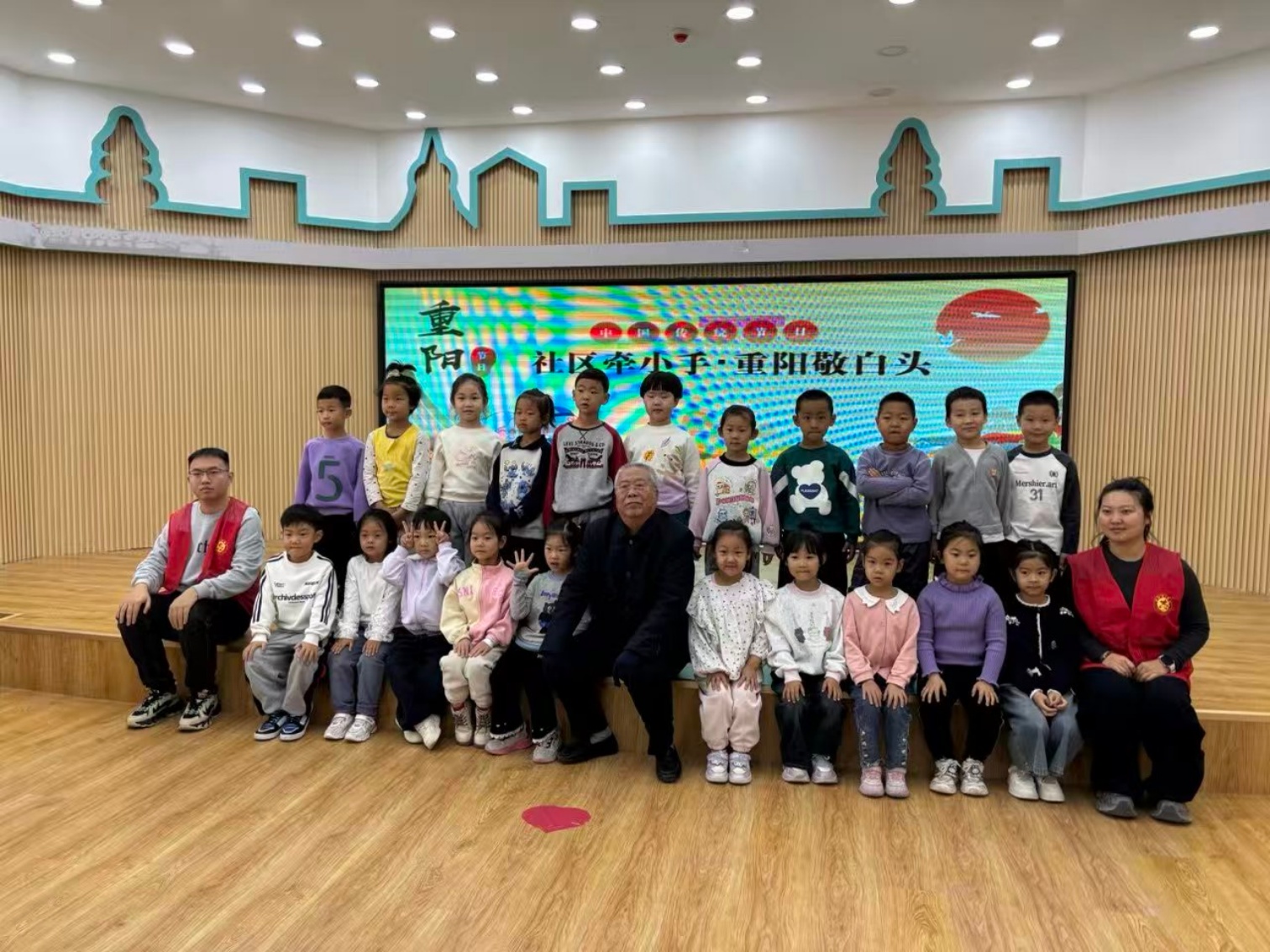 1761529542244041.jpg 东城街道英河社区“社区牵小手 重阳敬白头”敬老活动照片2_副本.jpg