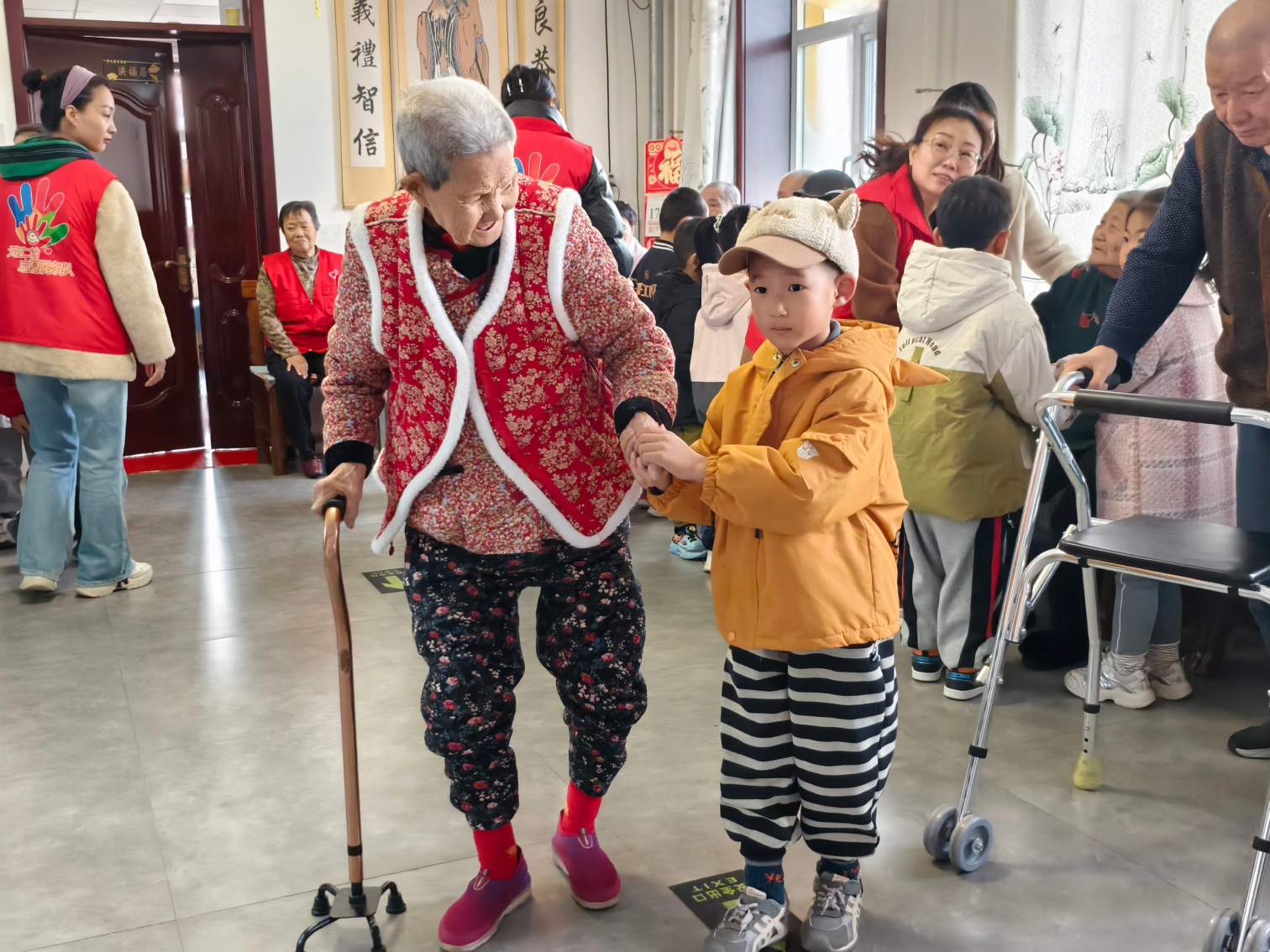 1761616574229966.jpg 东城街道英河社区、区二幼“党建‘童’心圆,重阳敬老情”活动照片1_副本.jpg