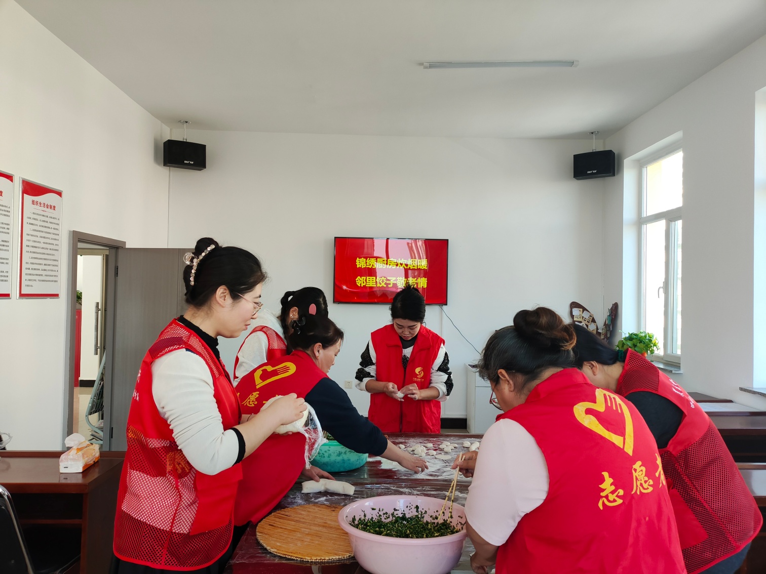 1761619864800374.jpg 西城街道锦绣社区锦绣厨房炊烟暖 邻里饺子敬老情活动照片1_副本.jpg