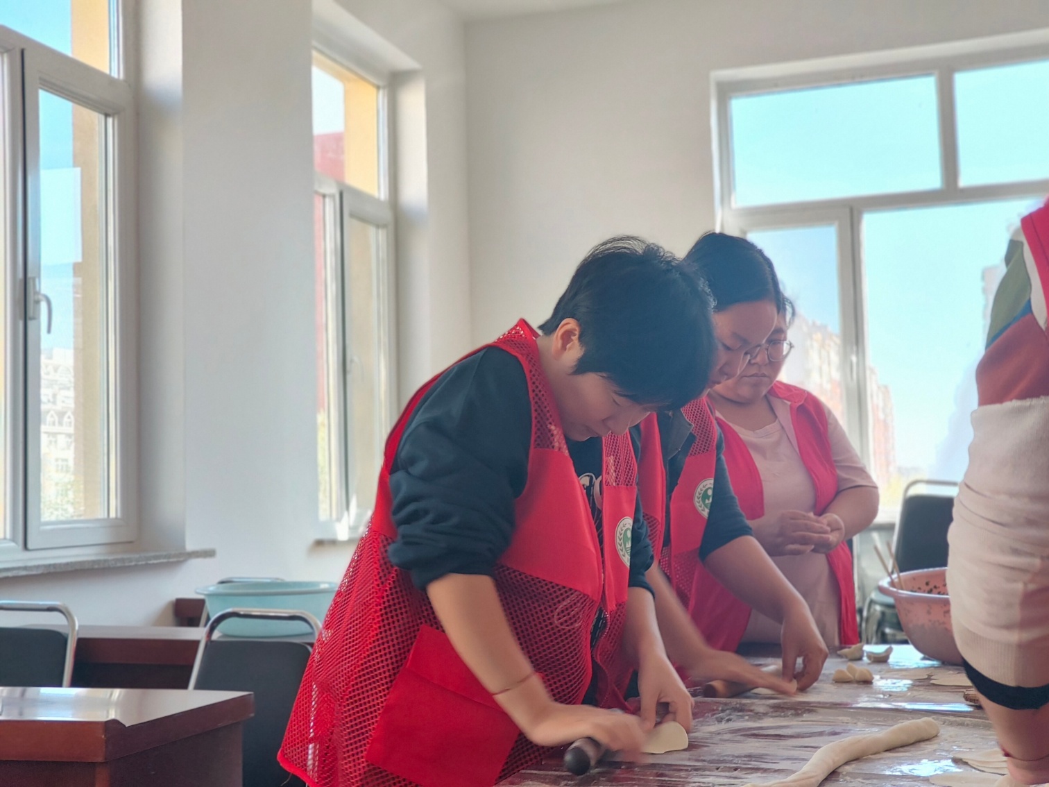 1761619944414040.jpg 西城街道锦绣社区锦绣厨房炊烟暖 邻里饺子敬老情活动照片2_副本.jpg