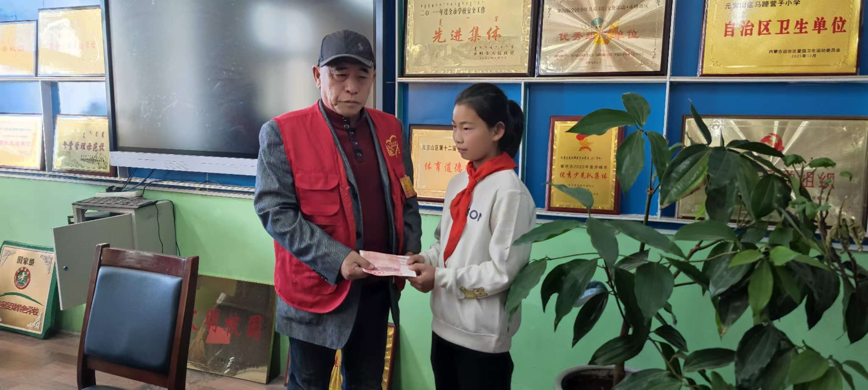 1761702443855221.jpg 马蹄营子学校“暖心助学行 阳光递温暖”迎来阳光之家志愿者助学活动照片5_副本.jpg