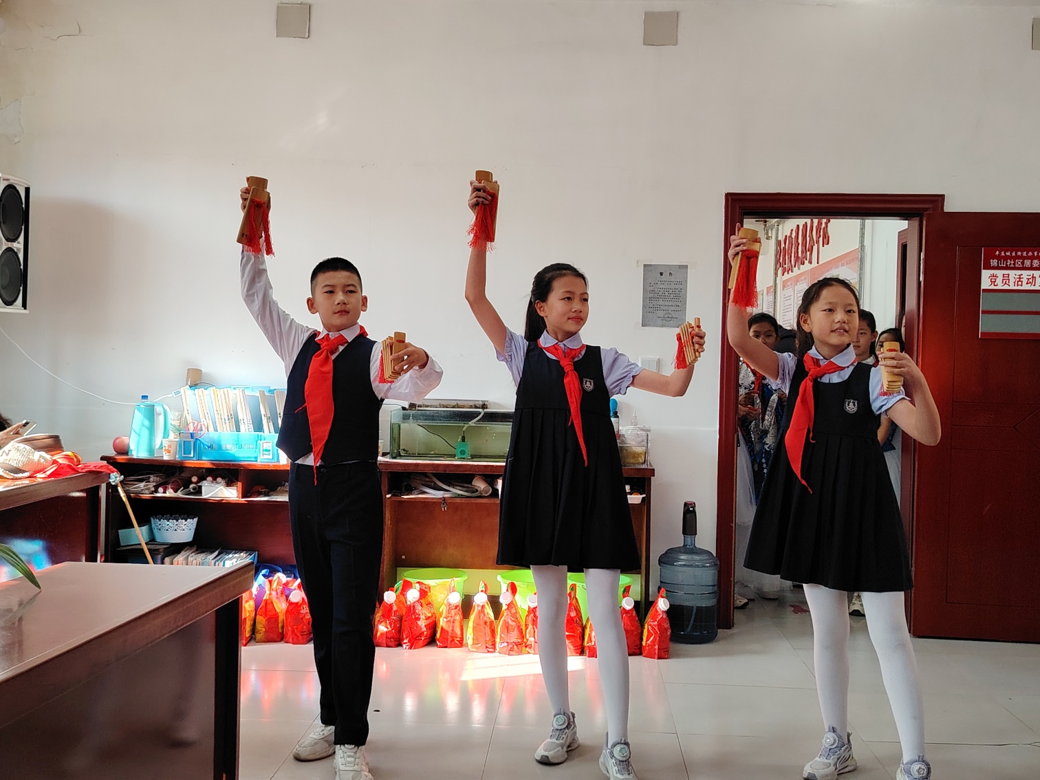 1761705553139027.jpg 平矿二小“九九重阳暖 敬老传美德”活动照片7_副本.jpg