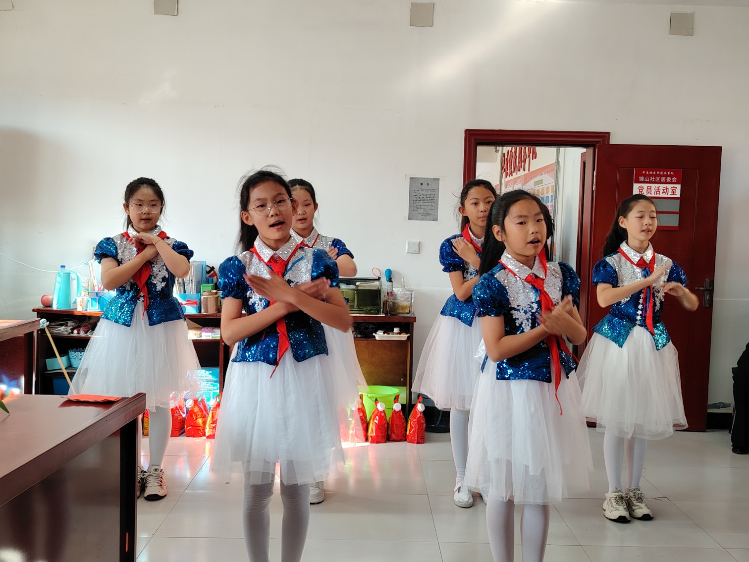 1761705581530037.jpg 平矿二小“九九重阳暖 敬老传美德”活动照片8_副本.jpg