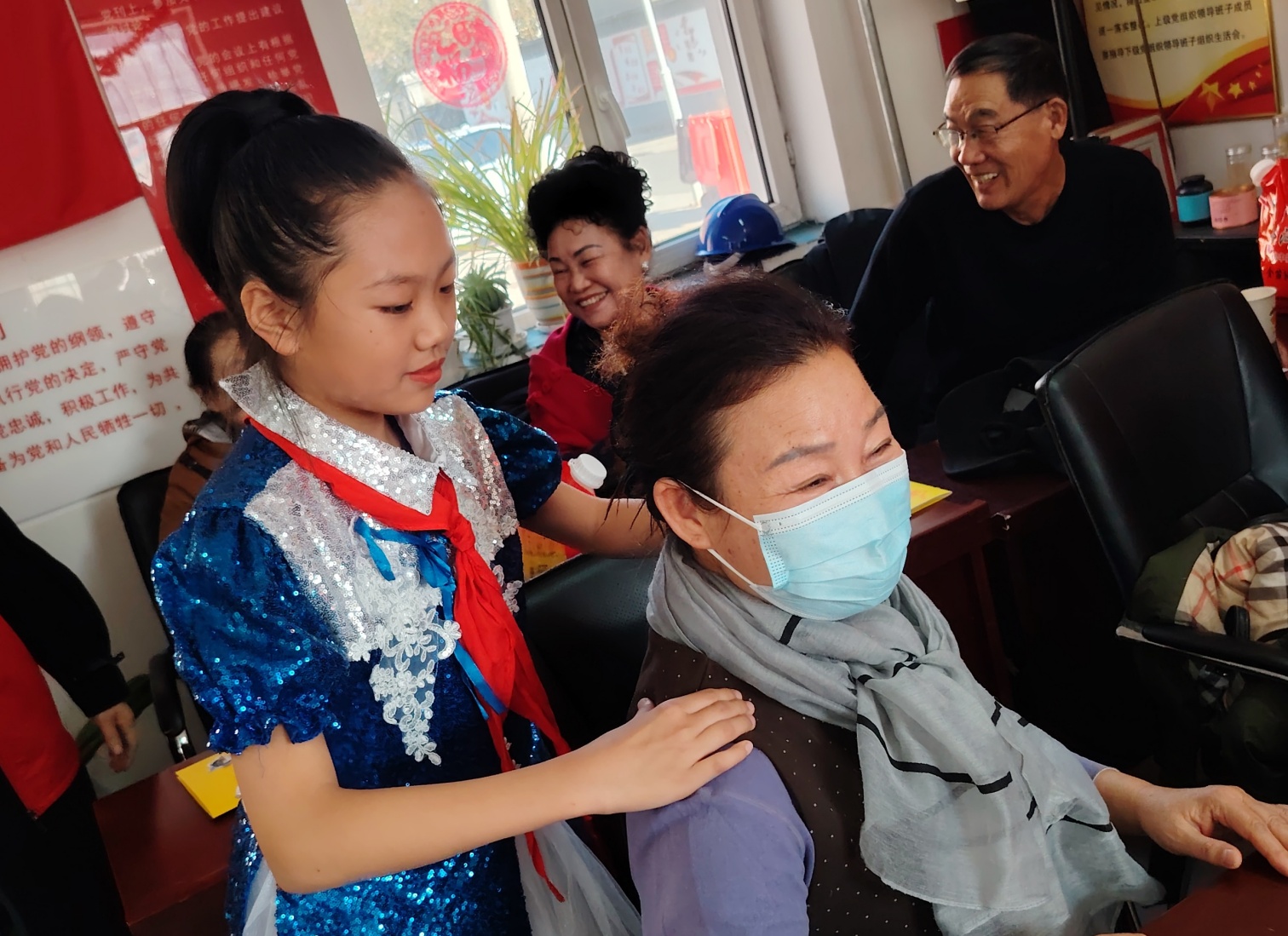 1761705647693616.jpg 平矿二小“九九重阳暖 敬老传美德”活动照片6_副本.jpg