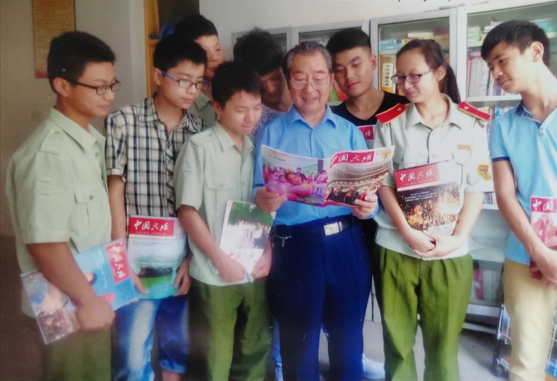 “五老”与学生阅读《中国火炬》。.jpg