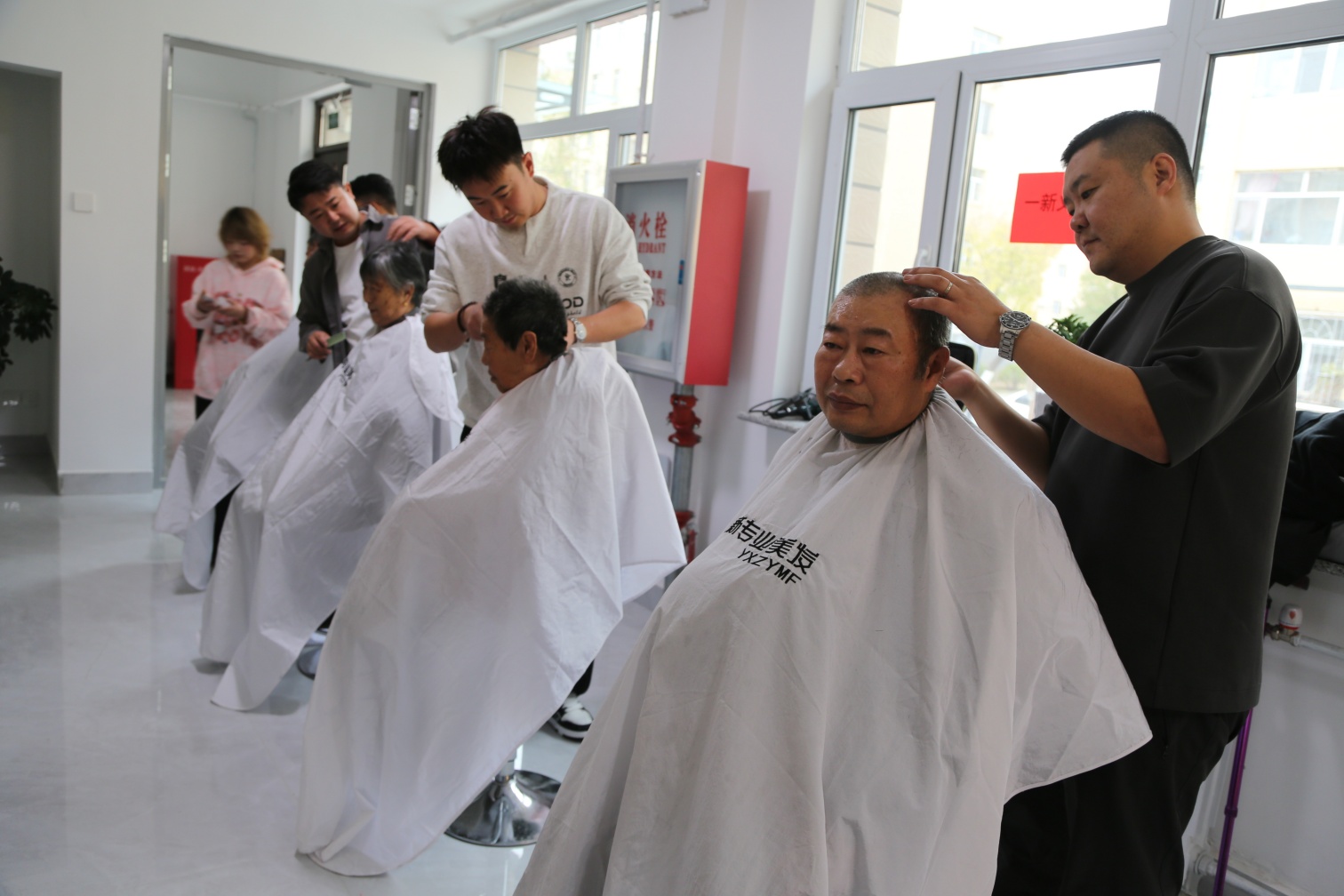 1761793417448322.jpg 东城街道新华社区、草原蓝哈达协会关工委“重阳暖意润银龄 关工委守护夕阳红”活动照片2_副本.jpg