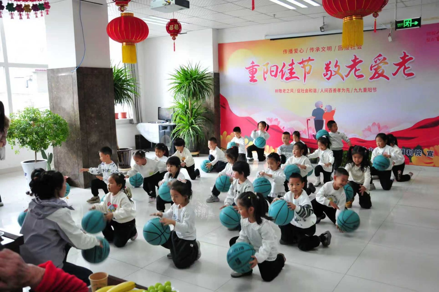 1761880903869202.jpg 区第六幼儿园 党建引领聚合力,童心社区敬长辈 活动照片12_副本.jpg