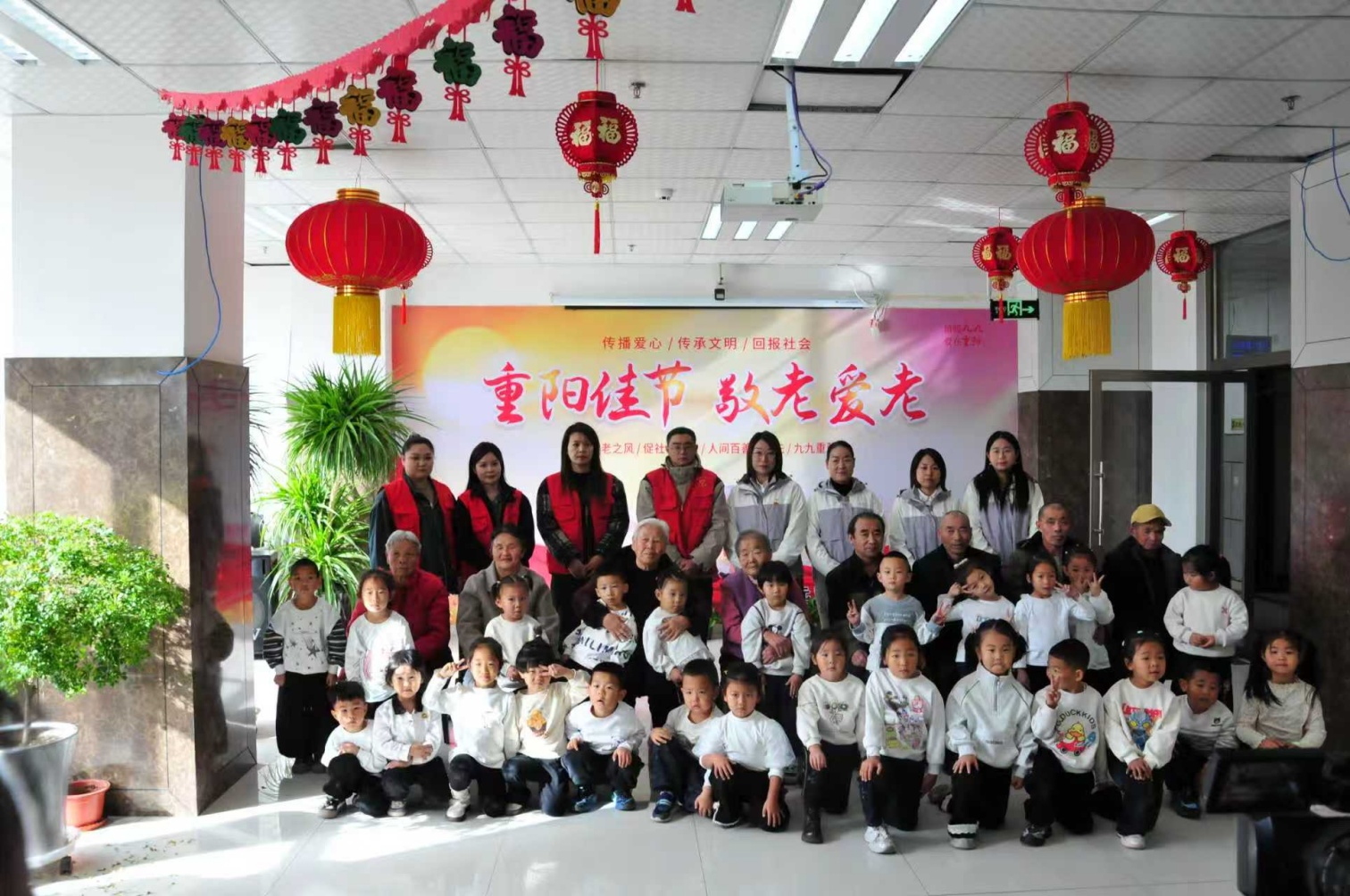 1761880985808905.jpg 区第六幼儿园 党建引领聚合力,童心社区敬长辈 活动照片1_副本.jpg