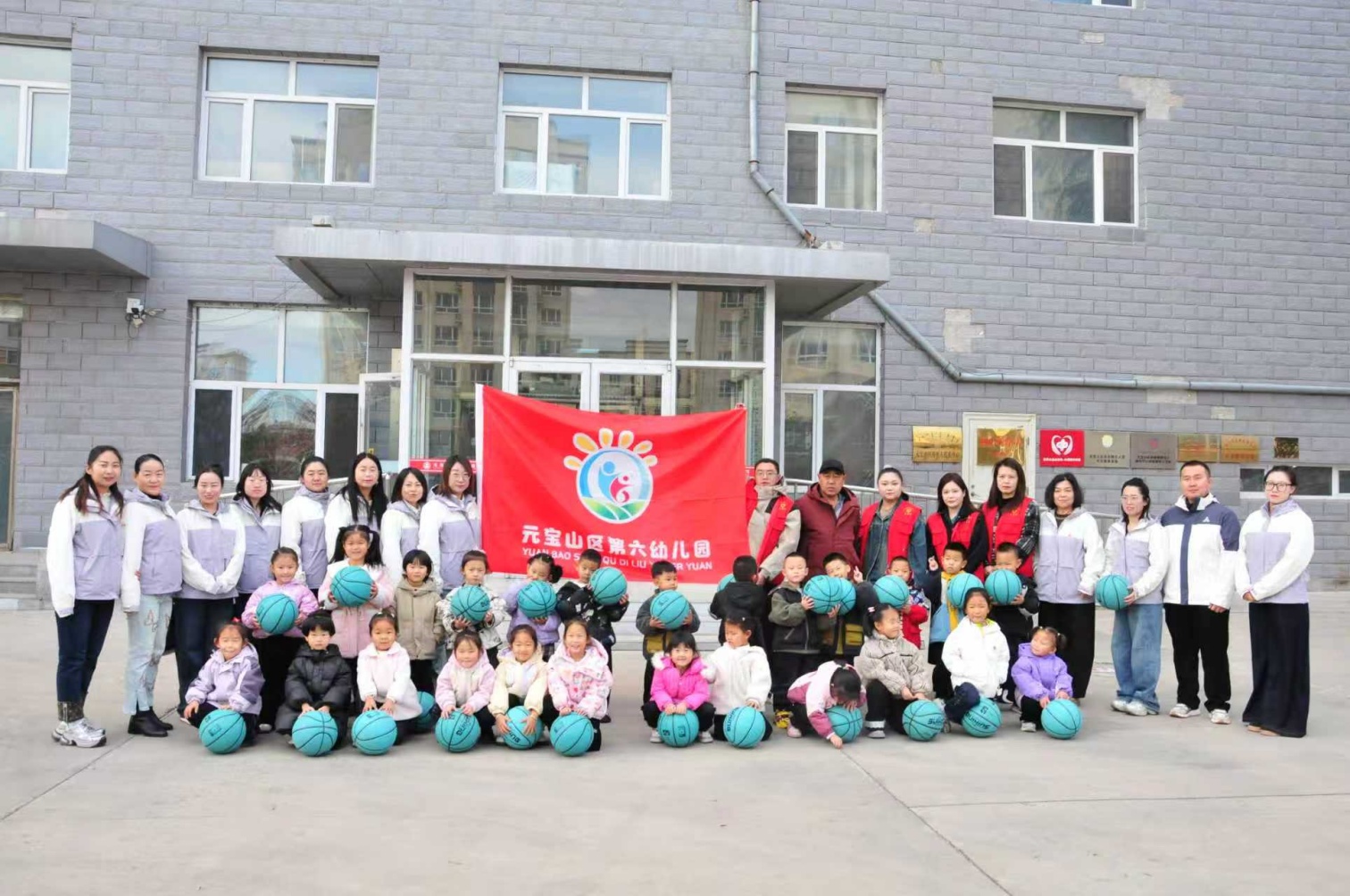 1761881045718120.jpg 区第六幼儿园 党建引领聚合力,童心社区敬长辈 活动照片20_副本.jpg