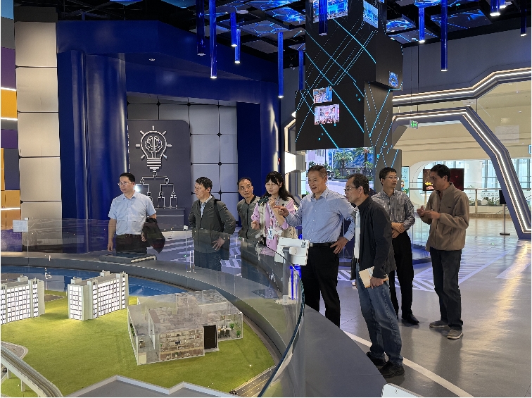 1761895900412954.jpg 参观福州科技馆青少年科普相关展品.jpg