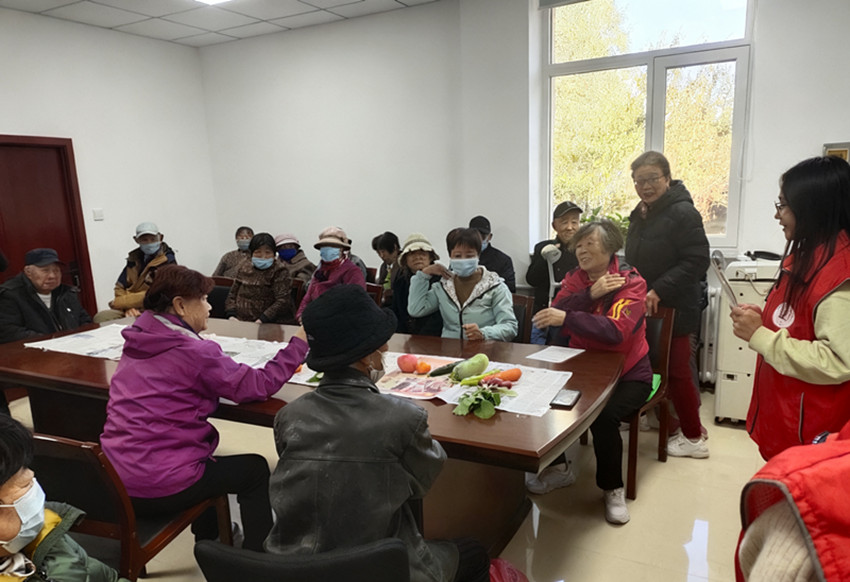 1761999413510516.jpg 西城街道如意东社区耆老欢聚迎重阳,趣味活动乐满堂活动照片2_副本.jpg