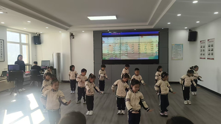 1761999907623439.jpg 西城街道紫辰社区“童声颂重阳 爱满社区家”重阳节活动照片1_副本.jpg