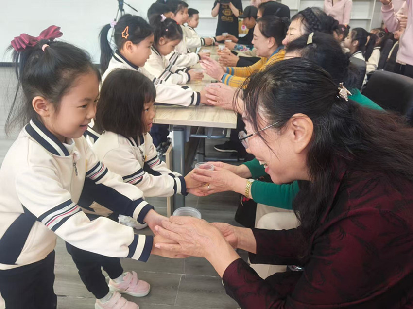 1761999967178801.jpg 西城街道紫辰社区“童声颂重阳 爱满社区家”重阳节活动照片3_副本.jpg