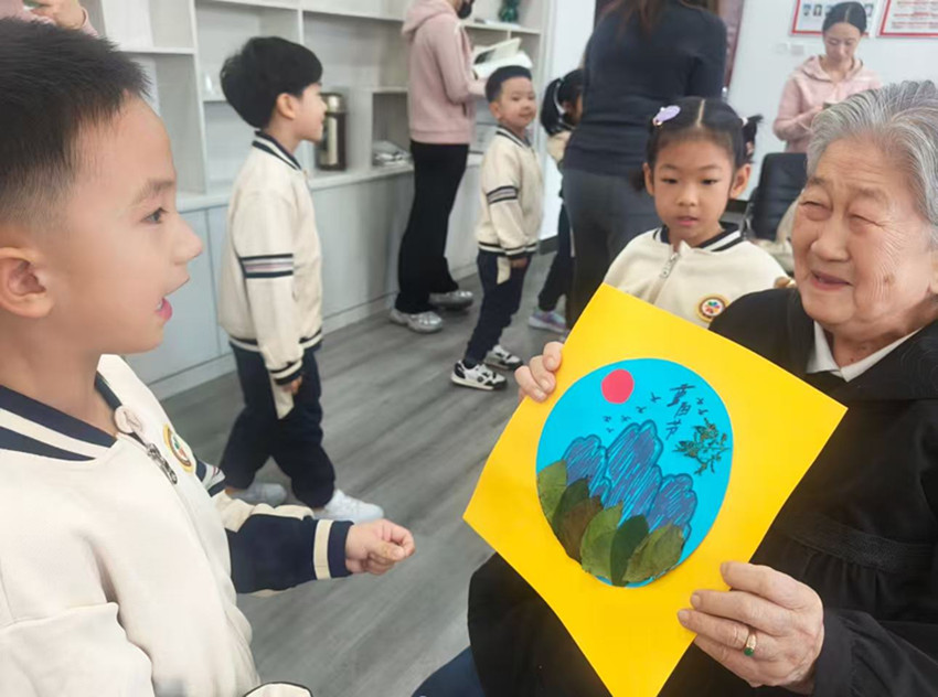 1762000015307045.jpg 西城街道紫辰社区“童声颂重阳 爱满社区家”重阳节活动照片5_副本.jpg