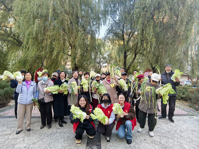 1762067791763328.jpg 西城街道王府社区“重阳送菜暖夕阳 答题投菜乐满堂”活动照片1_副本.jpg