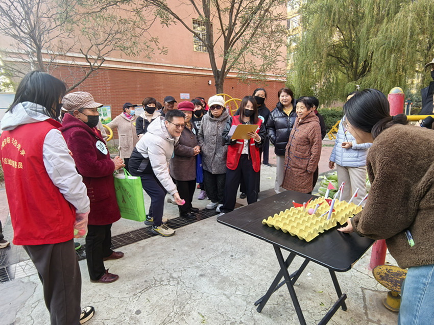 1762067839205499.jpg 西城街道王府社区“重阳送菜暖夕阳 答题投菜乐满堂”活动照片3_副本.jpg