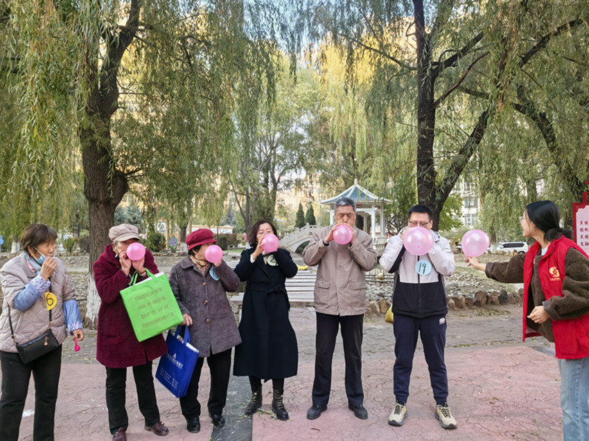 1762067877384176.jpg 西城街道王府社区“重阳送菜暖夕阳 答题投菜乐满堂”活动照片4_副本.jpg