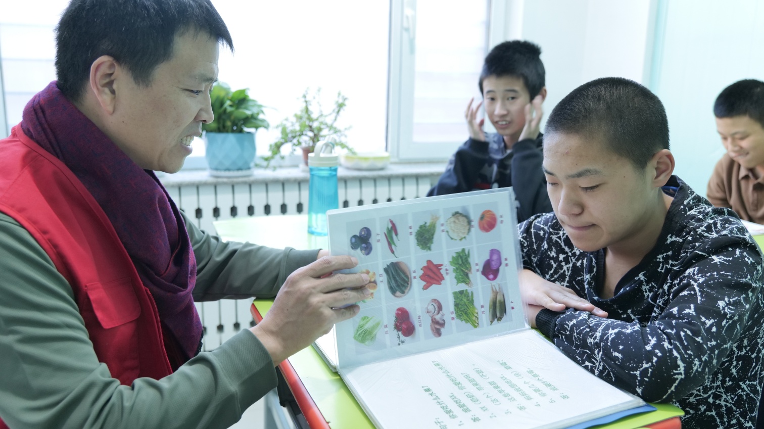 1762223890167743.jpg 草原蓝哈达协会协会“用爱浇灌“无声花朵”看望聋哑儿童活动照片1_副本.jpg