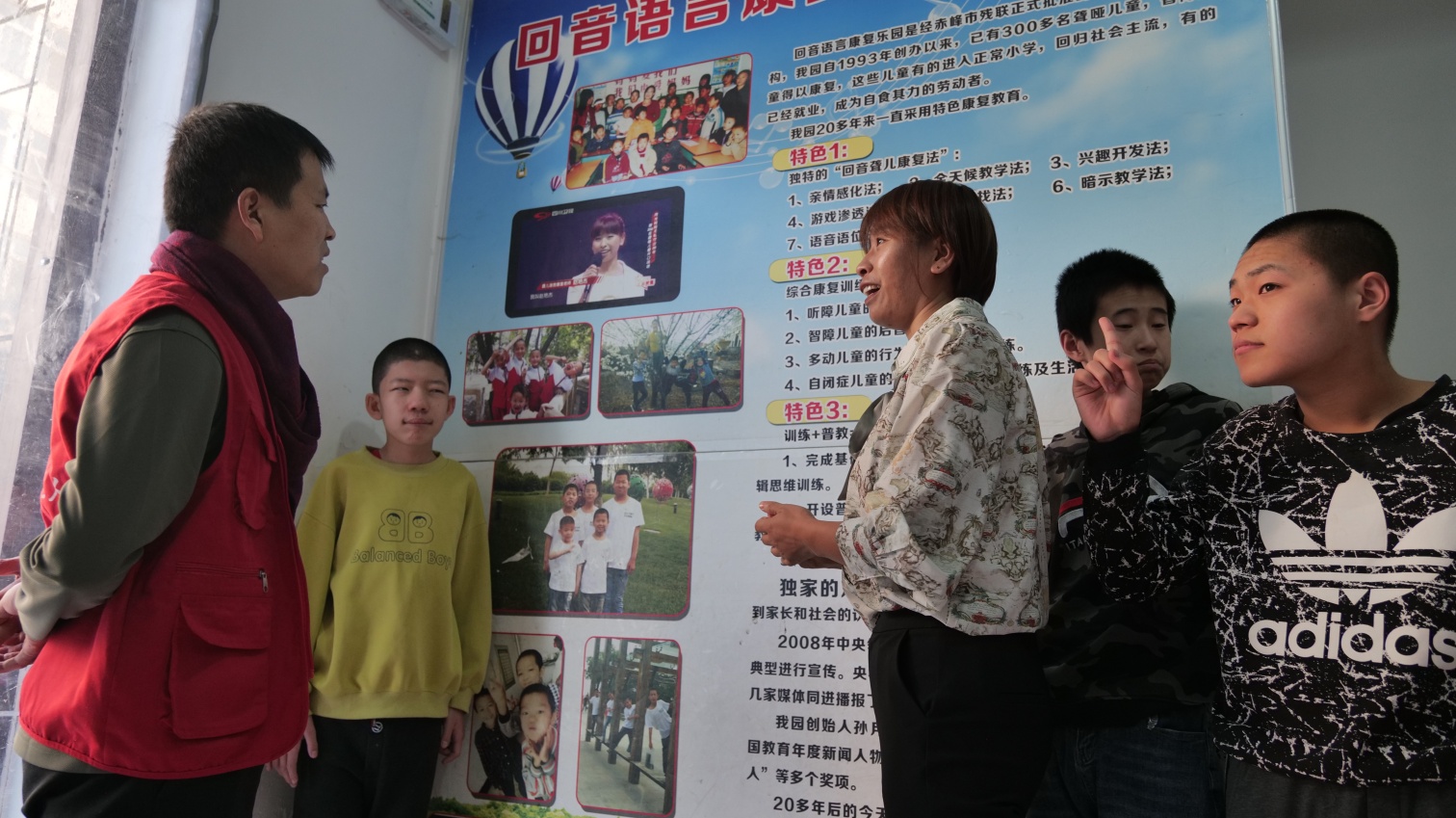 1762223924170527.jpg 草原蓝哈达协会协会“用爱浇灌“无声花朵”看望聋哑儿童活动照片3_副本.jpg