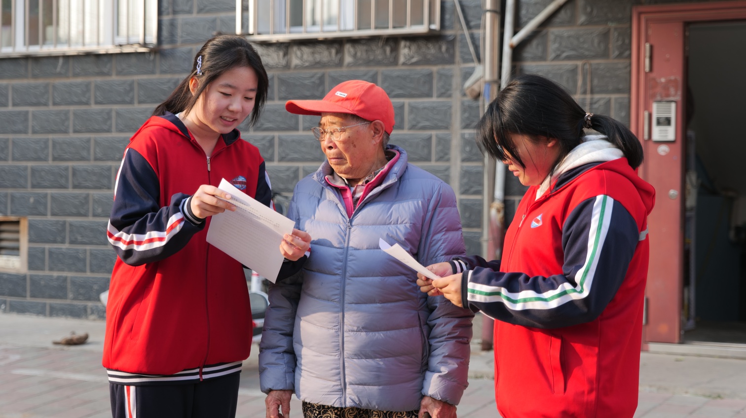 1762397777976852.jpg 平庄城区街道、平矿中学、草原蓝哈达协会“三方联动传党音 情暖社区润民心”宣传党的二十届四中全会精神照片1_副本.jpg