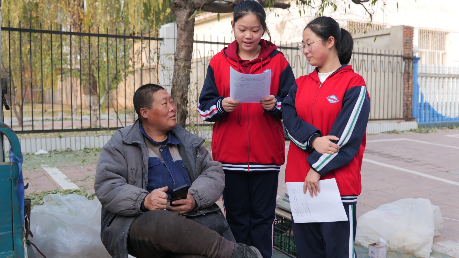 1762397803289289.jpg 平庄城区街道、平矿中学、草原蓝哈达协会“三方联动传党音 情暖社区润民心”宣传党的二十届四中全会精神照片3_副本.jpg