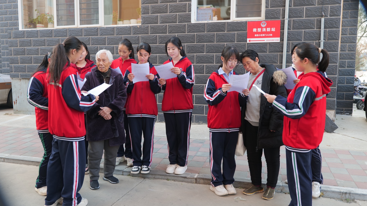 1762397821941270.jpg 平庄城区街道、平矿中学、草原蓝哈达协会“三方联动传党音 情暖社区润民心”宣传党的二十届四中全会精神照片4_副本.jpg