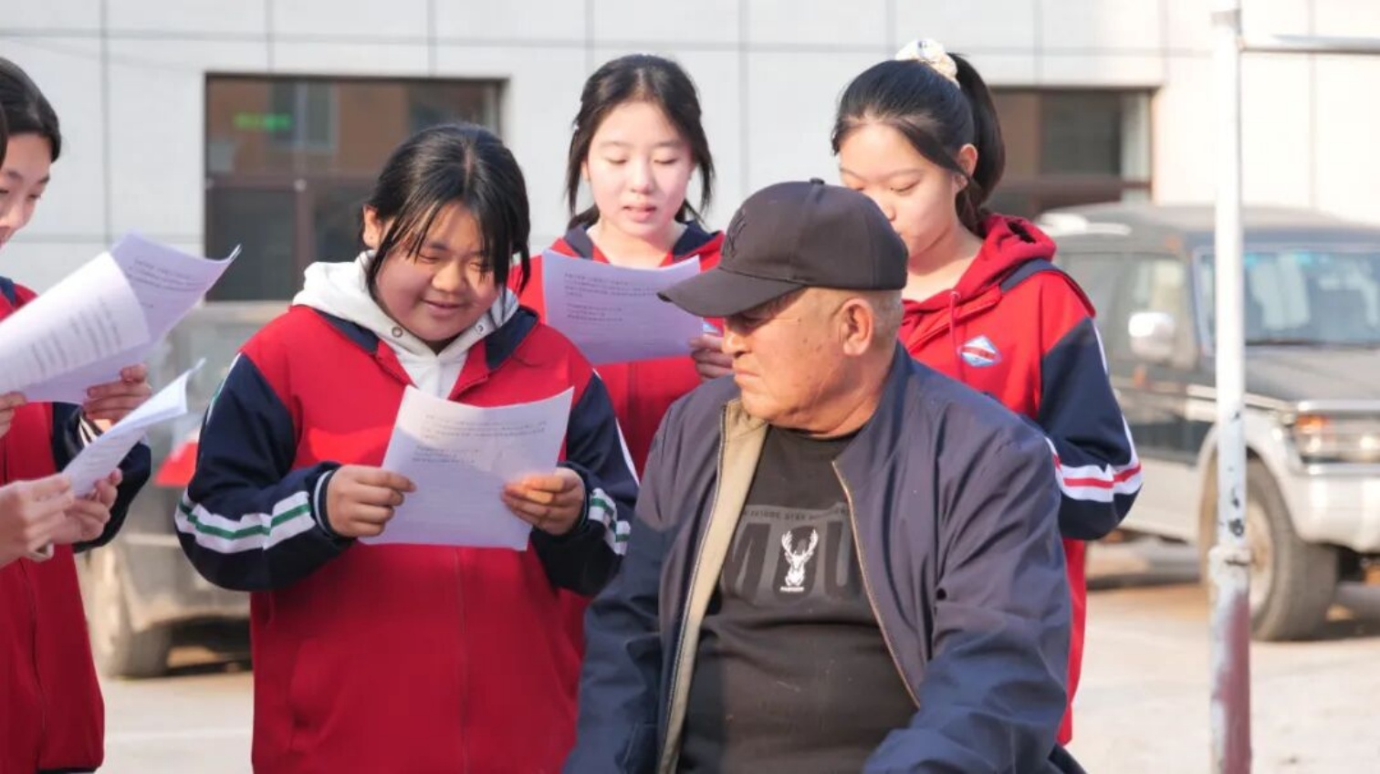 1762397868525087.jpg 平庄城区街道、平矿中学、草原蓝哈达协会“三方联动传党音 情暖社区润民心”宣传党的二十届四中全会精神照片5_副本.jpg