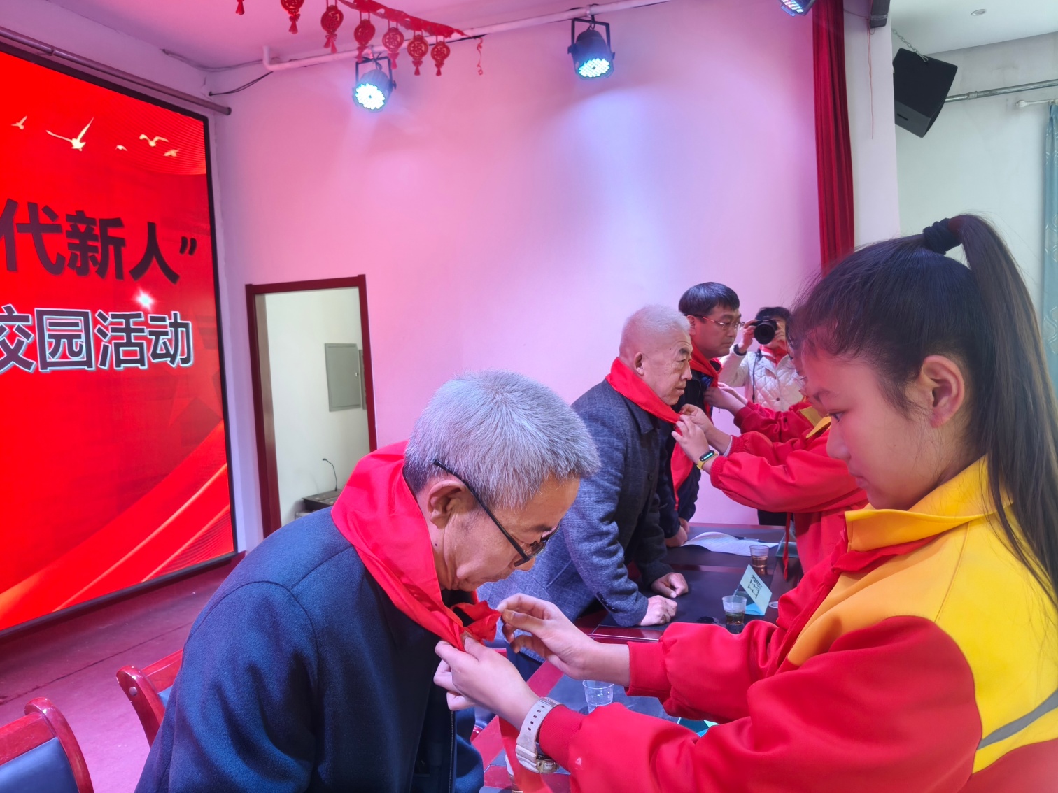 1762499344978147.jpg 元宝山矿区小学“忆抗战岁月 育时代新人”“五老”进校园讲述红色故事活动照片3_副本.jpg