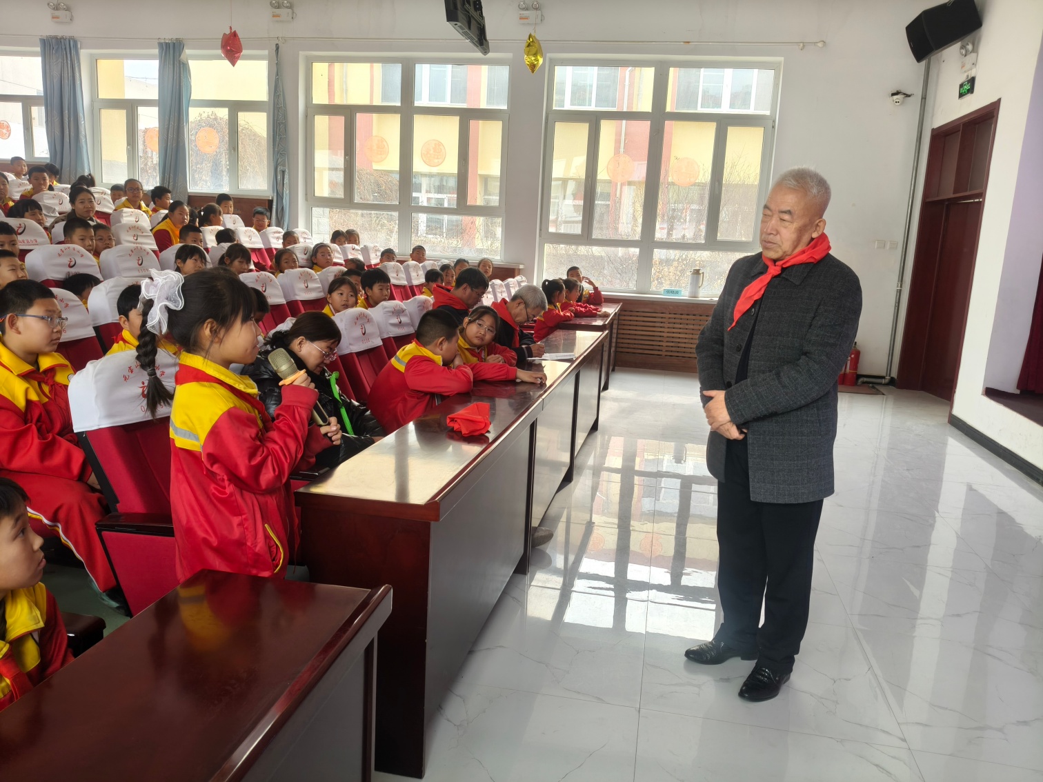 1762499888734109.jpg 元宝山矿区小学“忆抗战岁月 育时代新人”“五老”进校园讲述红色故事活动照片11_副本.jpg