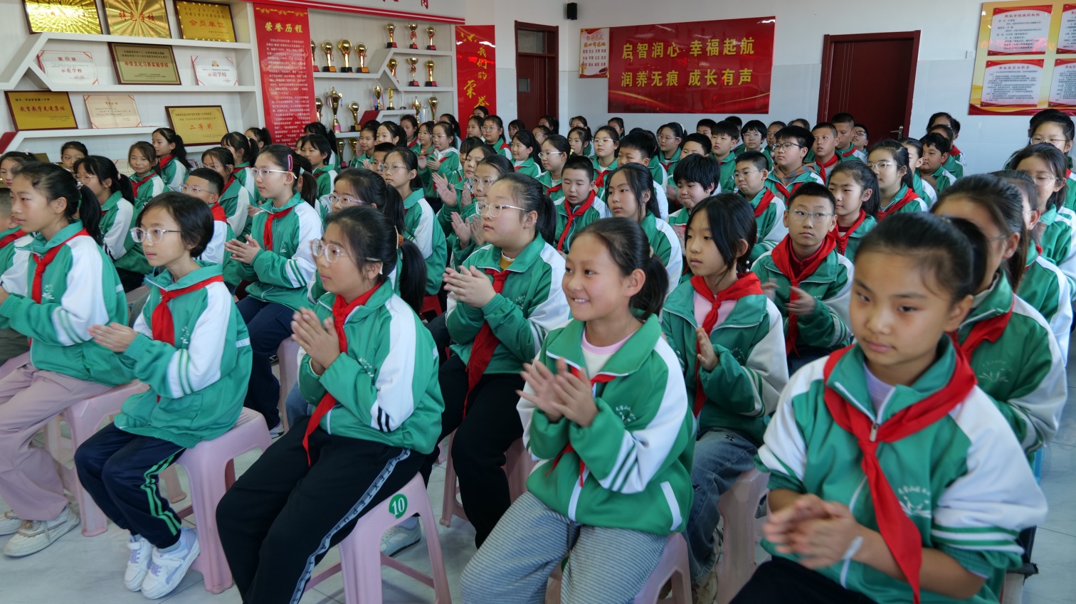 平矿一小“一张老照片 一曲拍手歌 一堂爱国课”红色故事活动照片6_副本.jpg