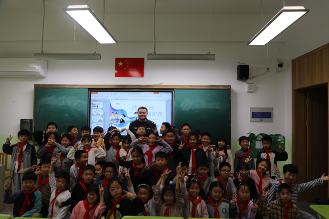 1763361275501056.jpg 滨湖新城派出所普法进校园图片2=.jpg