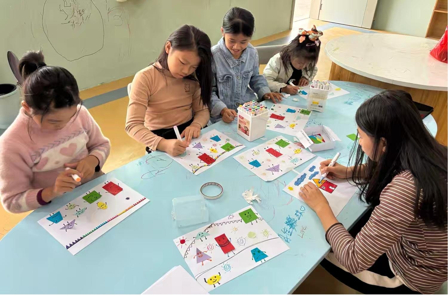 1763543776799994.jpg 孩子们一起愉快绘画.jpg