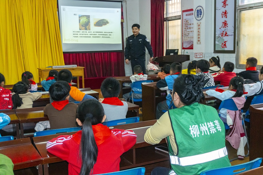【播种禁毒种子  绘就无毒晴空】鸡喇派出所民警给孩子们讲解禁毒知识1.jpg