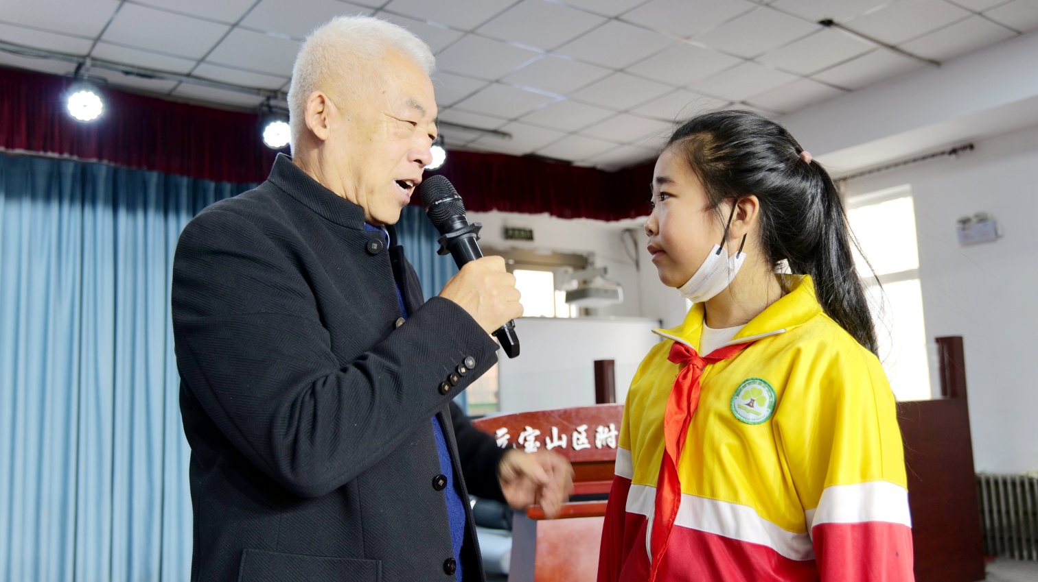 实验小学“法润童心 护航成长 ”“五老”进校园开展两法教育活动照片21_副本.jpg