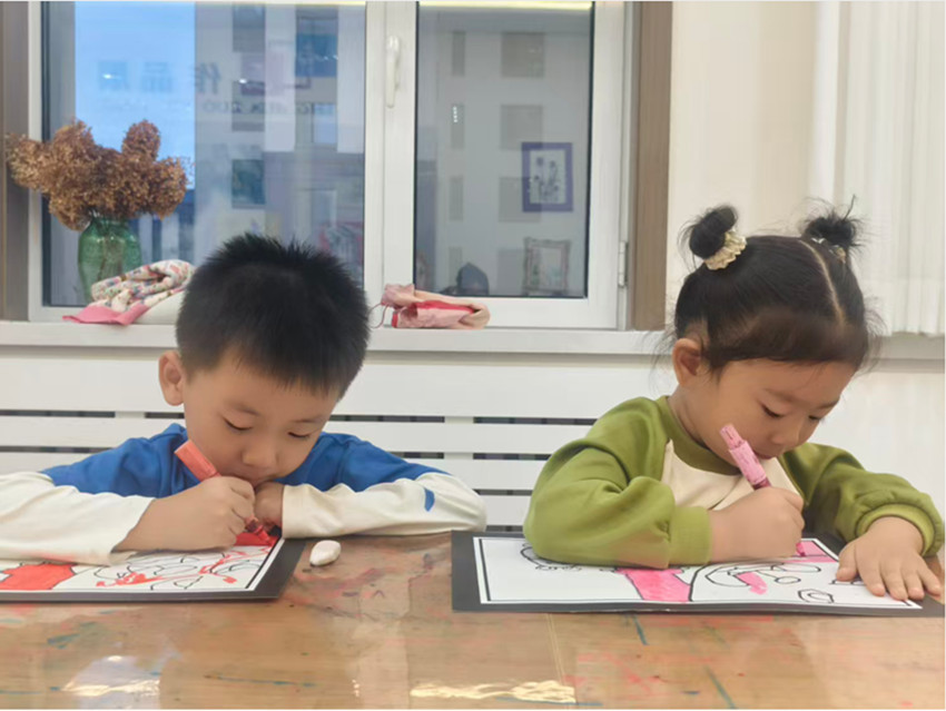 1764296435452466.jpg 西城街道新景四季东社区“安全伴我行,画笔绘心声”活动照片2_副本.jpg