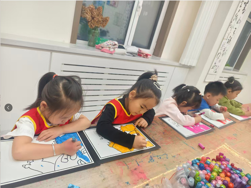 1764296461327803.jpg 西城街道新景四季东社区“安全伴我行,画笔绘心声”活动照片1_副本.jpg