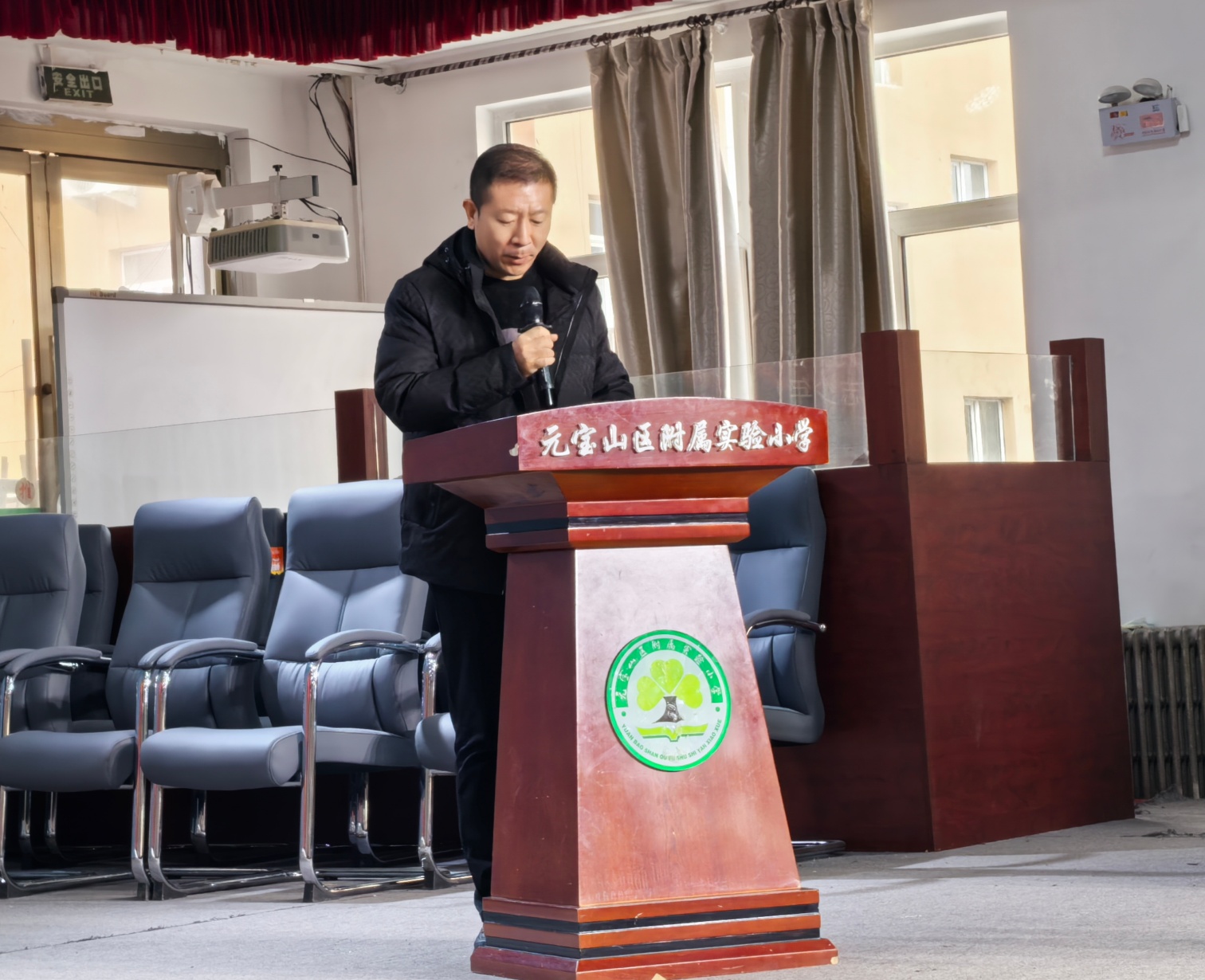 1764300370213236.jpg 实验小学“五老”进校园,讲述红色故事活动照片22_副本.jpg