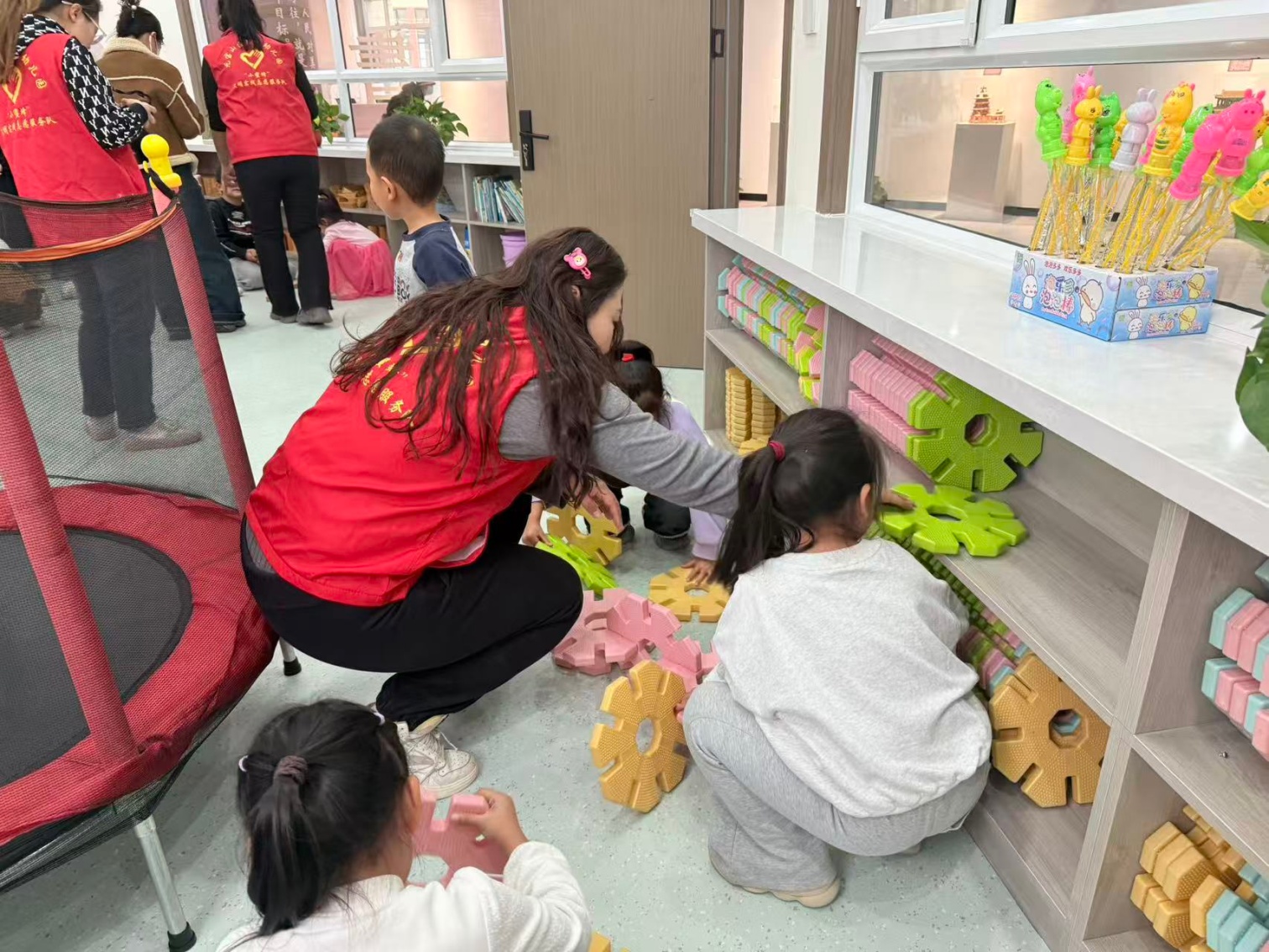 1765161754629792.jpg 西城街道新景四季东社区“积木搭童趣,创意筑梦想”活动照片1_副本.jpg