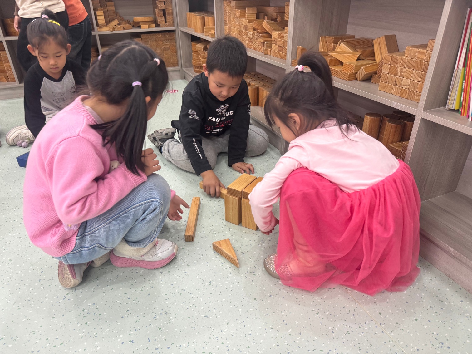 1765161811545862.jpg 西城街道新景四季东社区“积木搭童趣,创意筑梦想”活动照片3_副本.jpg