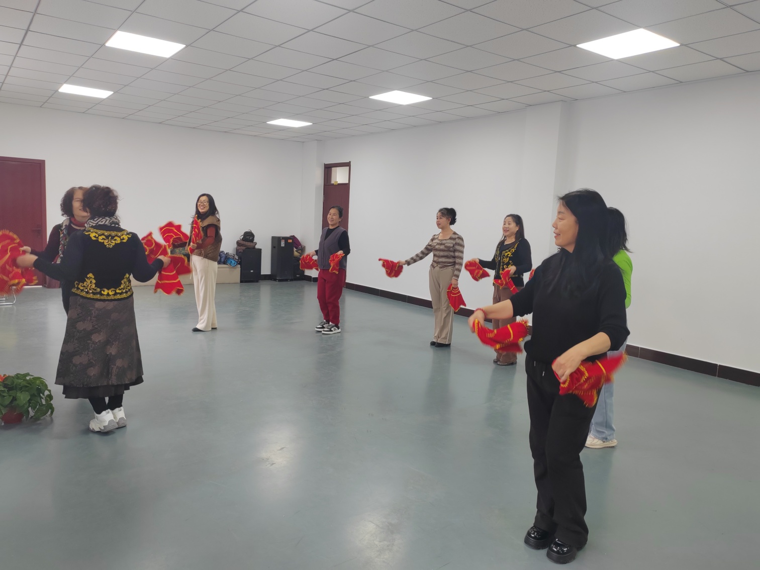 1765162698316668.jpg 西城街道如意东社区“手绢翻飞健体魄 健康守护医小时”活动照片1_副本.jpg