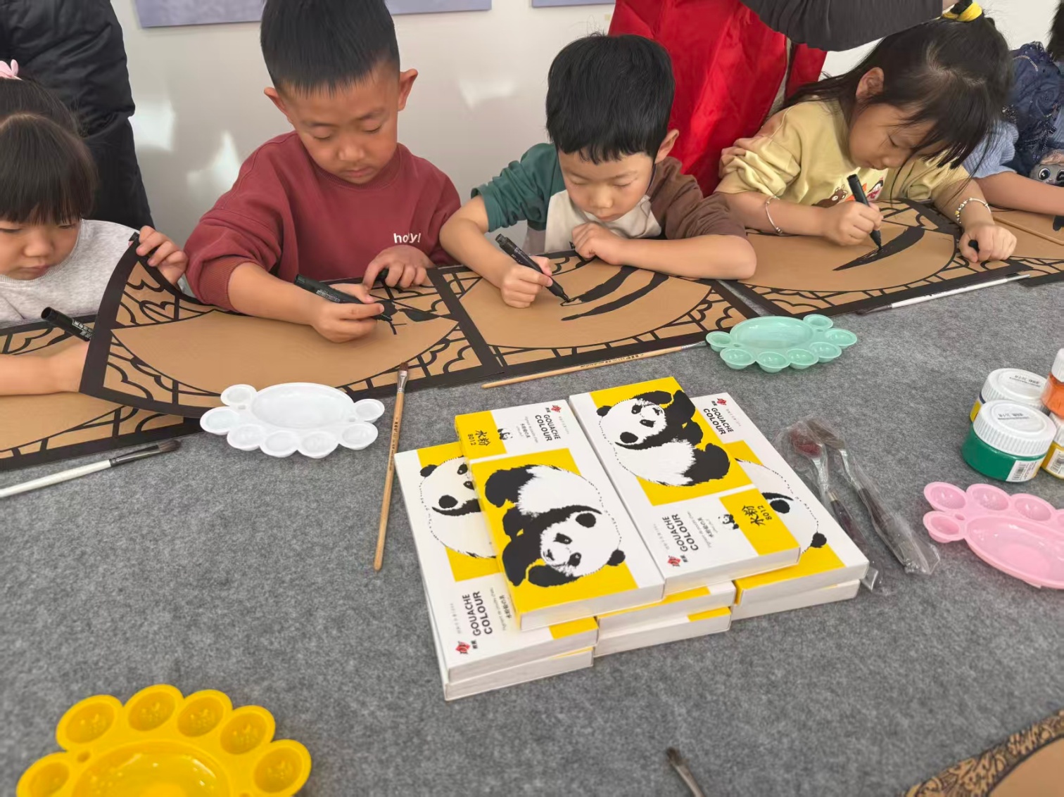 1765353400896710.jpg 西城街道新景四季东社区“喜上梅梢”绘童心,传统文化润成长“活动照片3_副本.jpg