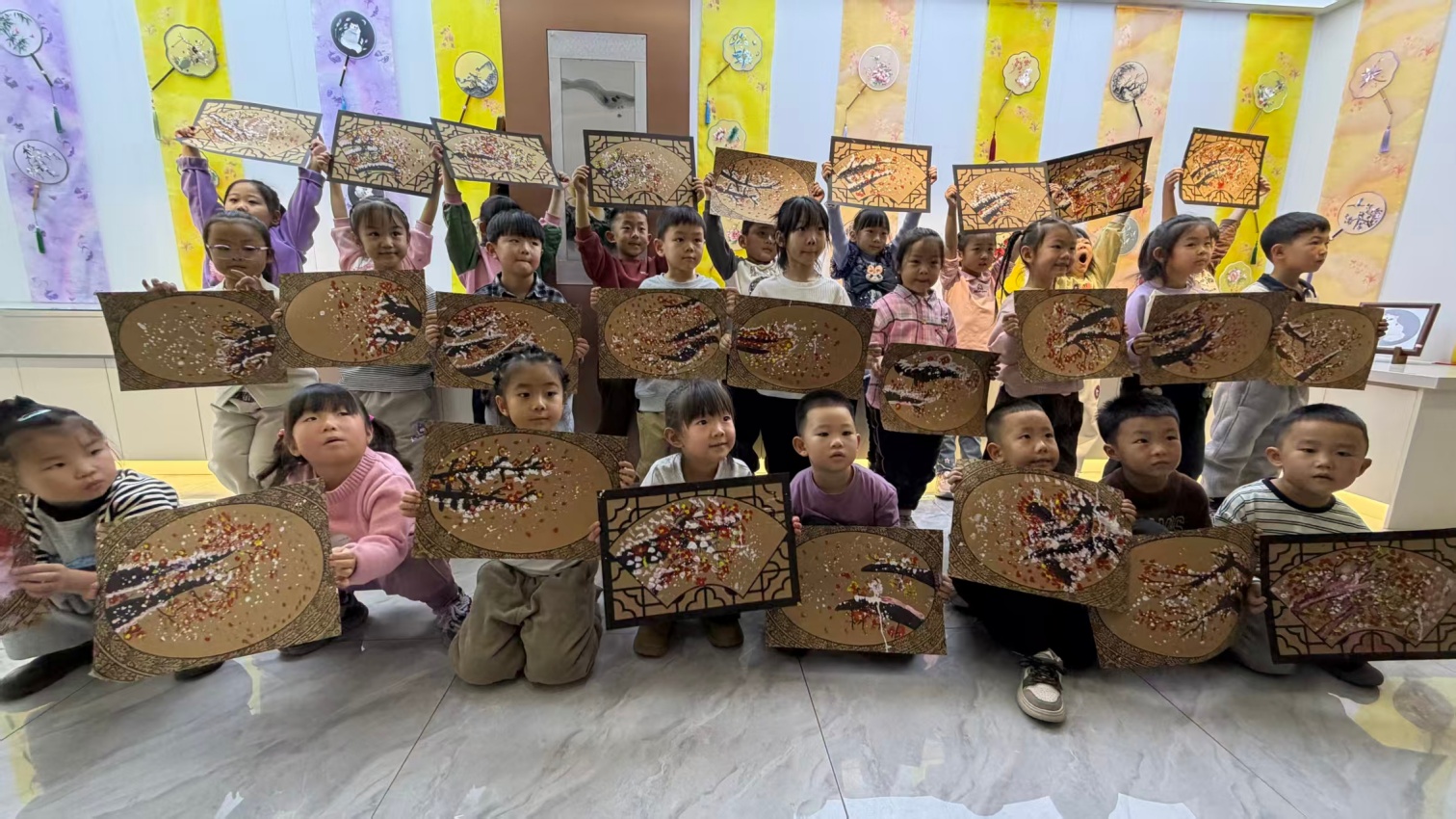 1765353427121169.jpg 西城街道新景四季东社区“喜上梅梢”绘童心,传统文化润成长“活动照片2_副本.jpg