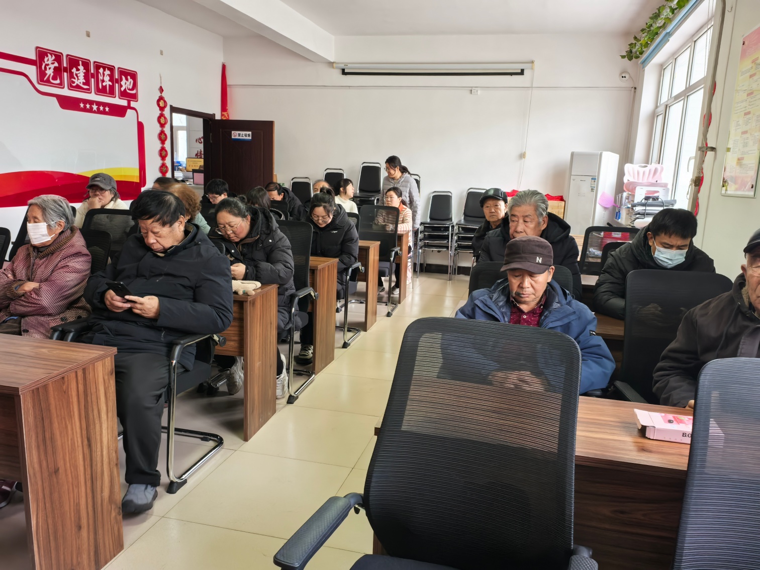 1765419617567771.jpg 平庄城区街道旭日社区联合区财政局举办发诈骗宣传活动照片3_副本.jpg